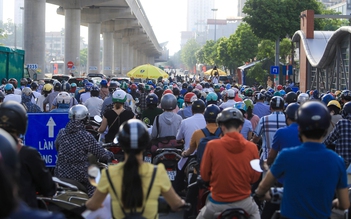 Ngày đầu Hà Nội giãn cách theo vùng: Hàng ngàn người xếp hàng vào 'vùng đỏ’