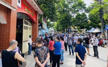 Người dân phường đông dân nhất Hà Nội 'ùn ùn' đi tiêm vắc xin phòng Covid-19