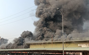 Gần 200 chiến sĩ dập tắt đám cháy dữ dội tại công ty may ở Bắc Giang
