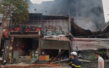 Cháy dãy cửa hàng ở Hà Nội, nhiều tài sản bị thiêu rụi