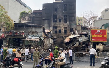 Hiện trường hoang tàn vụ cháy dãy cửa hàng ở Hà Nội