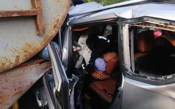 Cắt cửa xe Toyota Innova cứu tài xế mắc kẹt sau cú tông vào đuôi xe tải