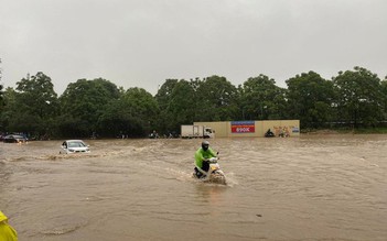 Đường phố Hà Nội ngập sâu sau mưa lớn