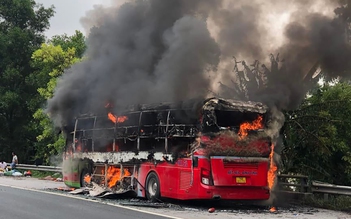 Xe khách cháy trơ khung trên cao tốc, hàng chục hành khách may mắn thoát nạn