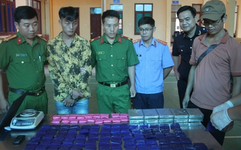 Bắt nam thanh niên vận chuyển 10 bánh heroin và 18.000 viên ma túy tổng hợp