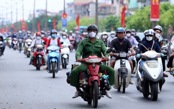 Người dân lỉnh kỉnh đồ đạc trở lại Hà Nội trong ngày cuối cùng nghỉ lễ