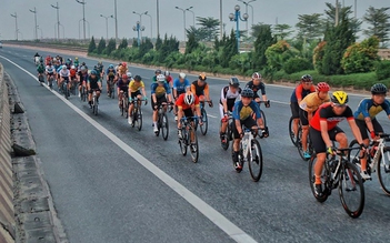 Đoàn người thản nhiên đạp xe tập thể dục trên đường cao tốc ở Hà Nội