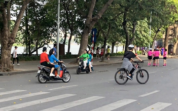 Đi xe đạp, phóng xe máy không mũ bảo hiểm vào phố đi bộ hồ Gươm