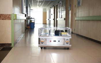Giảng viên, sinh viên chế tạo robot vận chuyển, tặng bệnh viện chống dịch Covid-19