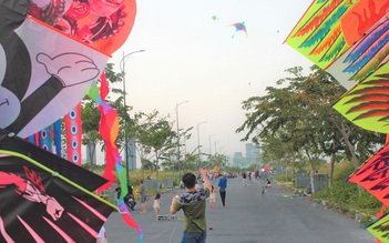 'Ra khỏi nhà đi thả diều, quên đem khẩu trang là thằng bé nhắc liền'