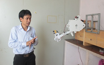 Giảng viên chế tạo cánh tay robot đo nhiệt độ phòng dịch Covid-19