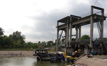 Cà Mau: 2 vụ vỡ đập ngăn mặn, nước mặn tràn vào vùng ngọt