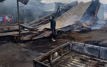 Cà Mau: Xe chở dầu bốc cháy khiến 4 căn nhà bị thiêu rụi