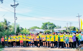 Hơn 300 vận động viên đi bộ xuyên rừng U Minh