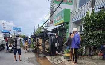 Cà Mau: Ô tô mất lái tông vào lề đường, 1 người tử vong