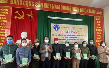 BHXH tặng thẻ BHYT và sổ BHXH hộ nghèo ở Sơn La
