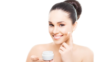 Chia sẻ cách chọn và sử dụng kem dưỡng ẩm đúng cách cho da khô