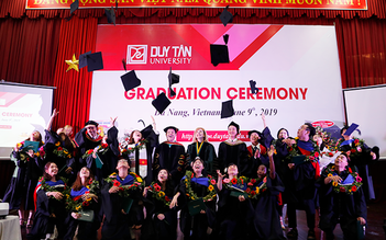 Sinh viên Duy Tân nhận bằng tốt nghiệp của ĐH Keuka, Mỹ