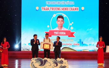 Vinh danh thủ khoa Đại học Đà Nẵng