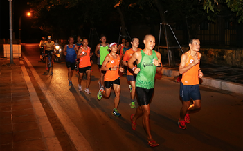 Chạy theo cung đường VPBank Hanoi Marathon ASEAN, thấy một Hà Nội lãng mạn đêm thu