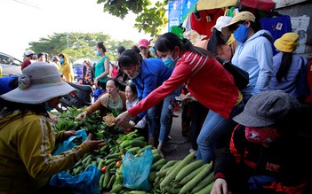 Thuế nặng: Nguy cơ người cận nghèo thành nghèo