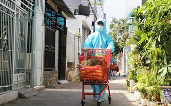 Vào hẻm nhỏ ở TP.HCM tiếp tế cho dân