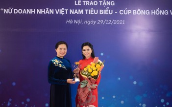 CEO IPPG Lê Hồng Thủy Tiên tiếp tục nhận giải Bông Hồng Vàng