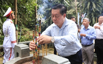 Trưởng ban Tuyên giáo T.Ư dâng hương tưởng niệm anh hùng liệt sĩ tại Đồng Nai