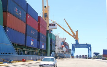 Tàu container 20.000 tấn đầu tiên cập cảng Chu Lai
