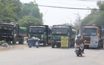 Người dân Tam Kỳ chặn xe tải chở đất đá