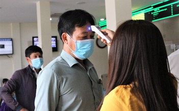 Phòng chống virus Corona ở TP.HCM: Đo thân nhiệt người dân trước khi 'duyệt' hồ sơ