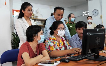 TP.HCM: Q.Phú Nhuận xuống tận nhà dân hướng dẫn làm hồ sơ trực tuyến