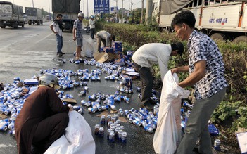 Người dân giúp tài xế thu gom hàng trăm thùng bia đổ ra đường