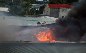Cháy xưởng phế liệu, phóng viên đưa tin bị vây đánh