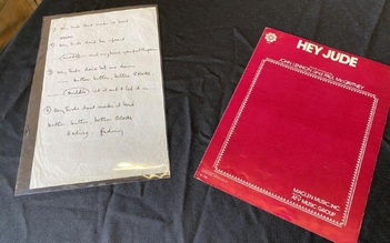 Bản viết tay lời ca khúc 'Hey Jude' của The Beatles được bán giá 910.000 USD