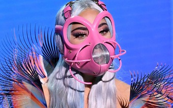 Lady Gaga mang bộ sưu tập khẩu trang ‘quái dị’ lên sân khấu MTV VMAs 2020
