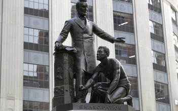 Dỡ bỏ tượng đài nô lệ da đen quỳ dưới chân Tổng thống Abraham Lincoln