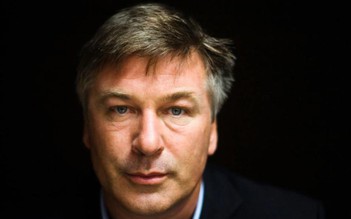 Alec Baldwin kêu gọi hãng phim thuê cảnh sát giám sát súng trên phim trường