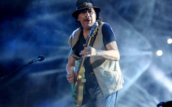 Huyền thoại guitar Carlos Santana gục ngã trên sân khấu