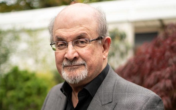 Tác giả ‘Những vần thơ của quỷ Satan’ Salman Rushdie bị đâm