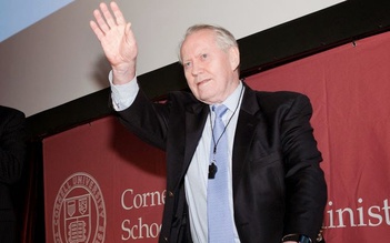 Tỉ phú Chuck Feeney: ‘Tấm vải liệm không có túi’