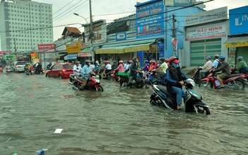 Triều cường làm vỡ bờ bao gây ngập nhà dân ở Bình Chánh