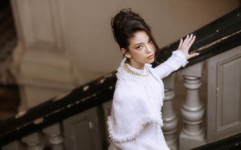 “Thiên thần lai” đẹp yêu kiều với áo dài vải tweed mùa Tết 2023