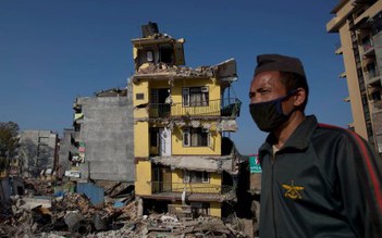 Động đất Nepal: Số người chết hơn 7.000, hải quan gây khó cứu trợ quốc tế