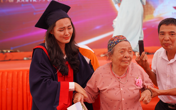 Cụ bà 83 tuổi vượt hơn 1.500 km đến dự lễ tốt nghiệp ĐH của cháu gái