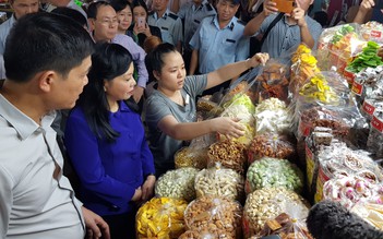 Bộ trưởng Nguyễn Thị Kim Tiến 'vi hành' kiểm tra thực phẩm phục vụ Tết
