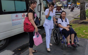 Xe cấp cứu, y bác sĩ Bệnh viện ĐK Sài Gòn hộ tống nữ sinh đi thi