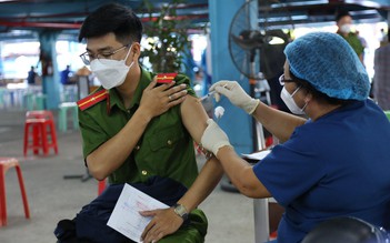 Người dân ngoài tỉnh đến TP.HCM khám bệnh cũng được tiêm vắc xin Covid-19 mũi 3