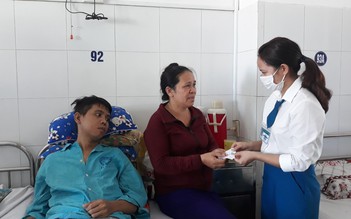 Xúc động 17.300 'dĩa cơm trên tường' tặng bệnh nhân nghèo Đà Nẵng