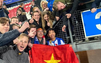 CĐV SC Heerenveen phấn khích khi Đoàn Văn Hậu được ra sân thi đấu